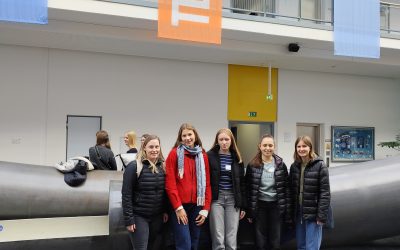 Mädchen erkunden die TUM